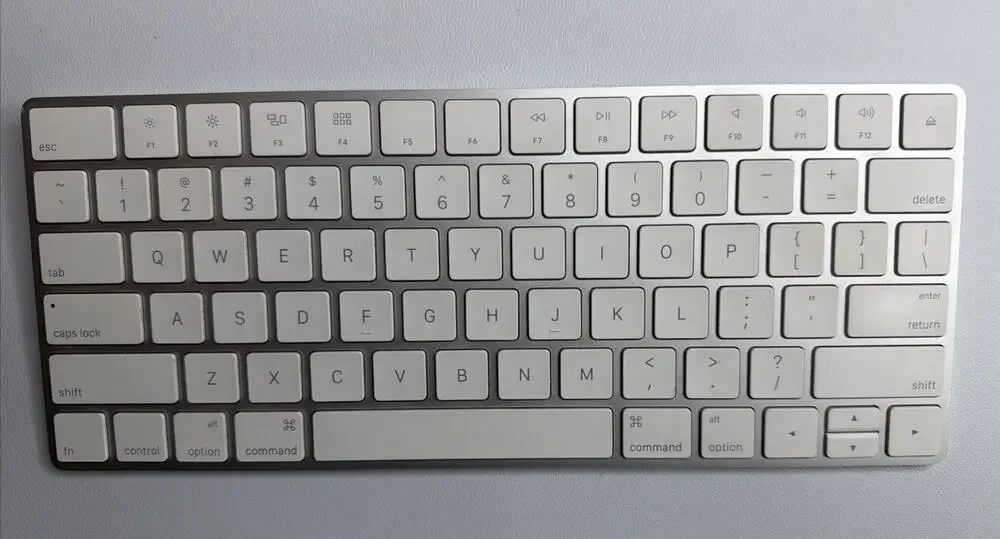 Original Apple Magic Keyboard Model A1644 Lightning  Excellent Condition Working